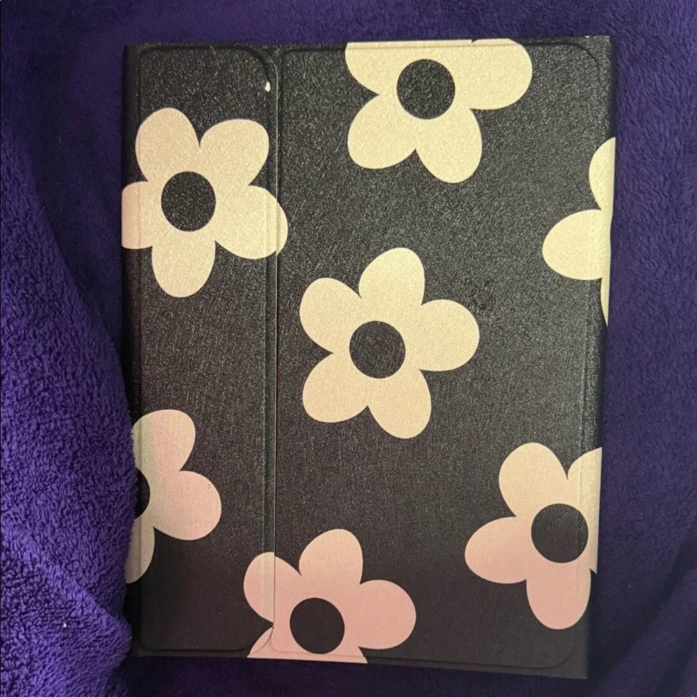 Black/Cream Daisy Print iPad Case/Keyboard